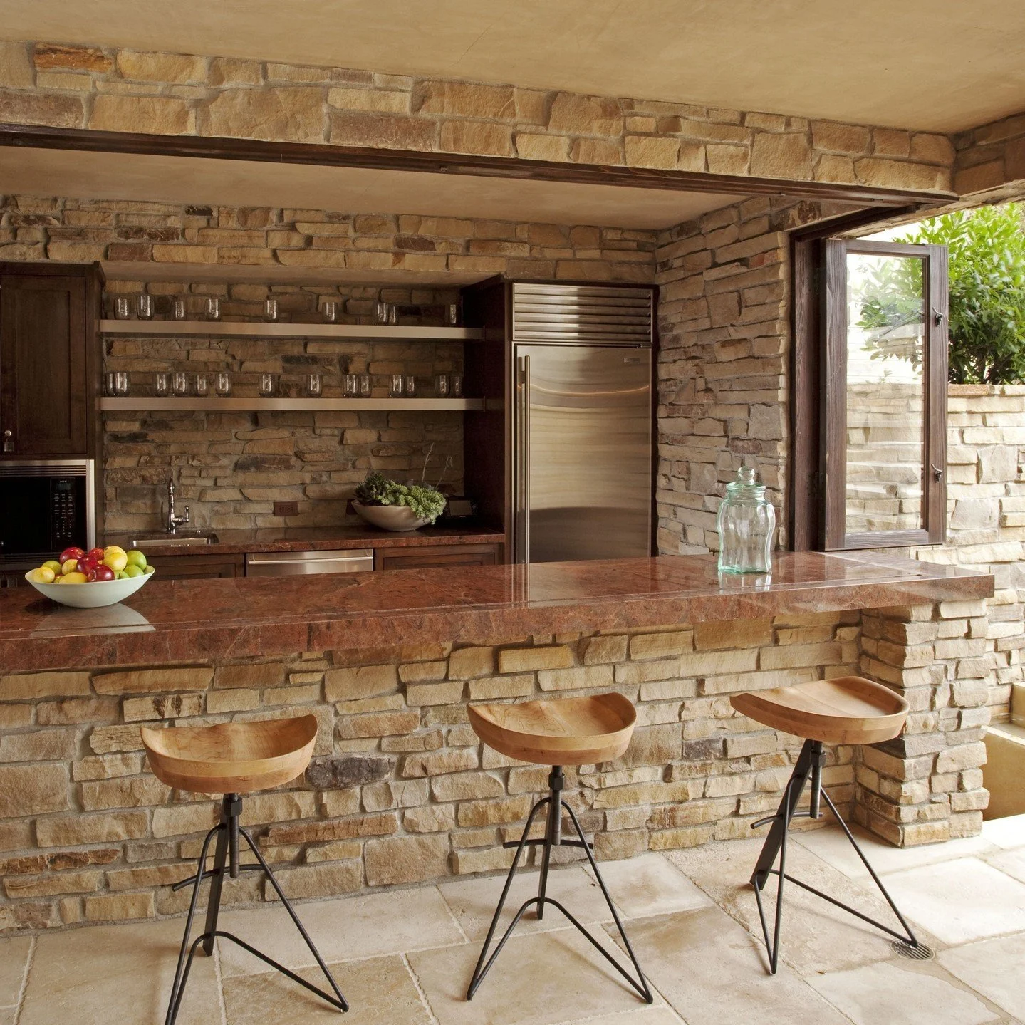 California dreamin' ✨  Who needs a living room when you can have an outdoor bar like this?! With weather this gorgeous almost year-round, it just makes sense to take the party outside.  Can you imagine yourself here, sipping something delicious with 